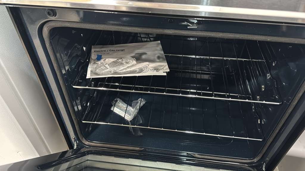 SAMSUNG 30" GLASS TOP FREESTANDING RANGE - Image 2